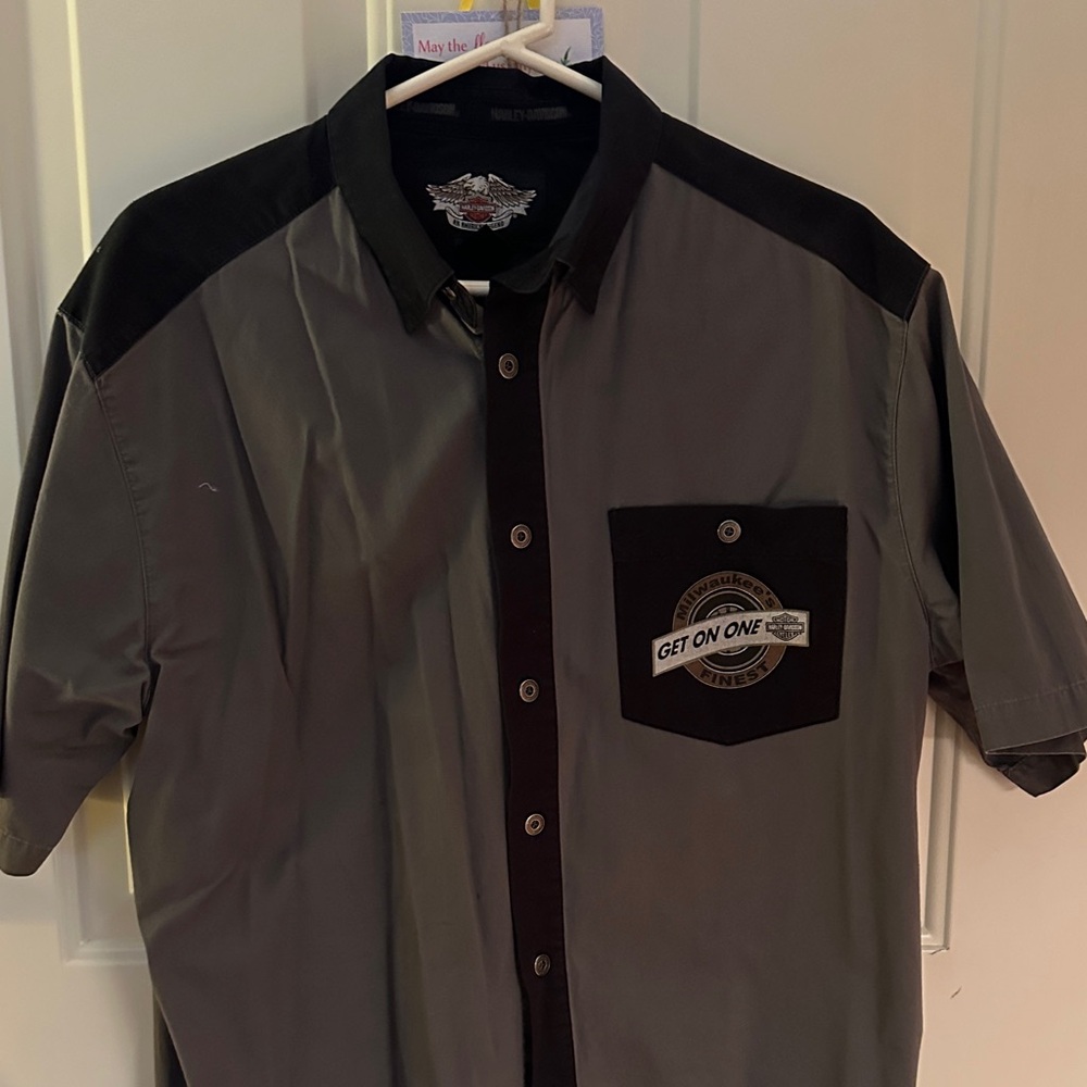 Men's Gray and Black Shirt